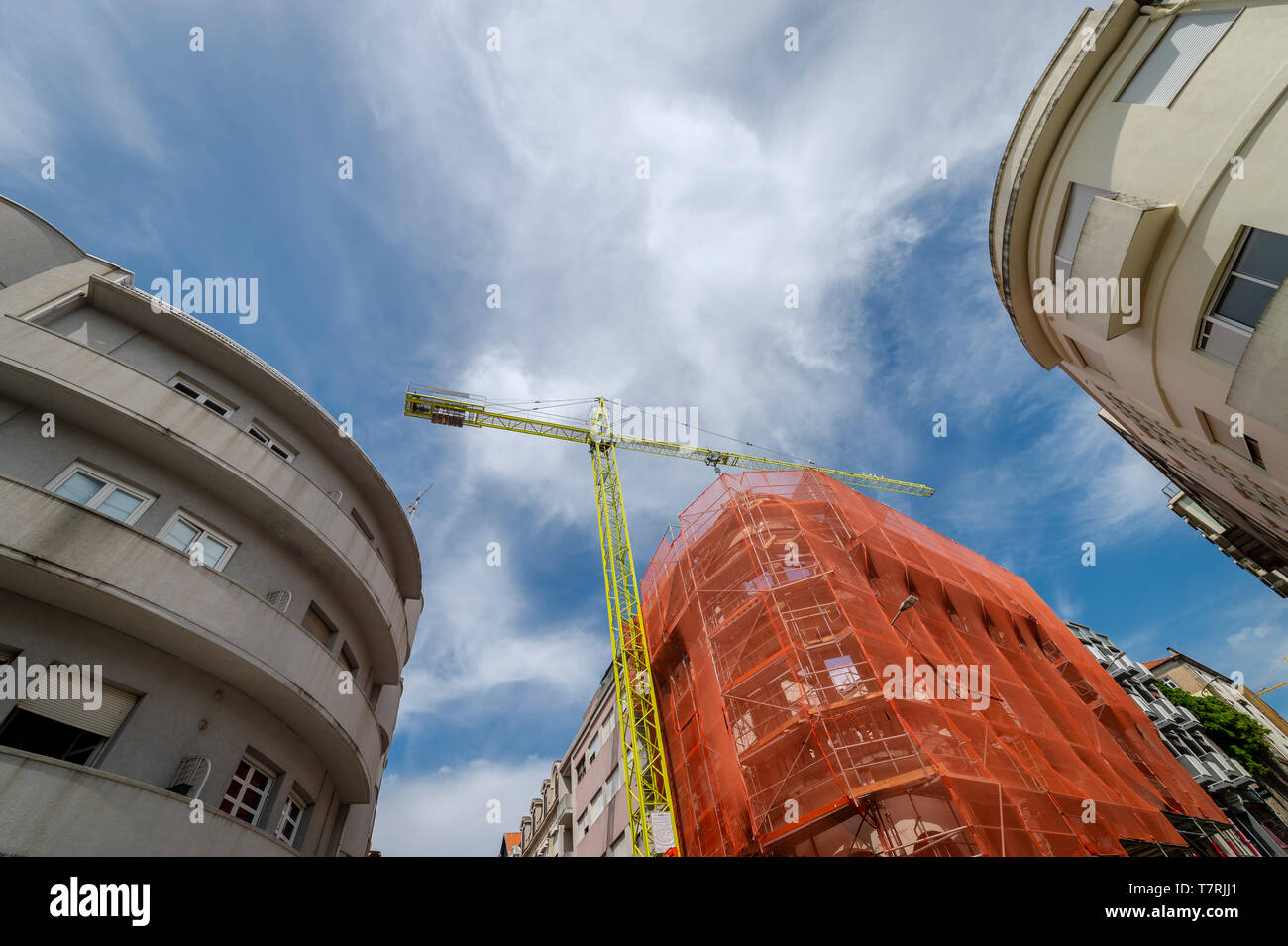 Turmdrehkran und Renovierung Baustelle im Zentrum von Porto, Portugal. Stockfoto