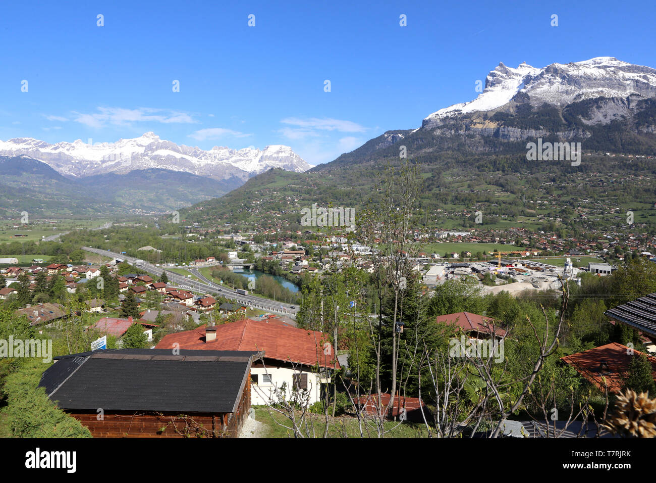 Vue Sur la Vallée de l'Arve, La Chaîne des Arravis et Les Aiguilles de Warens. Alpes Françaises. Stockfoto
