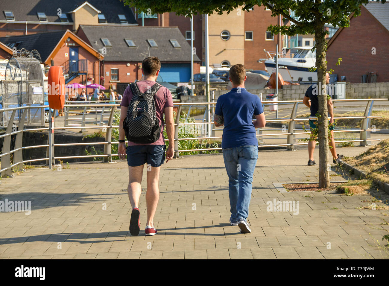 SWANSEA, WALES - Juli 2018: Zwei Menschen zu Fuß in der Nähe von Swansea Marina Stockfoto