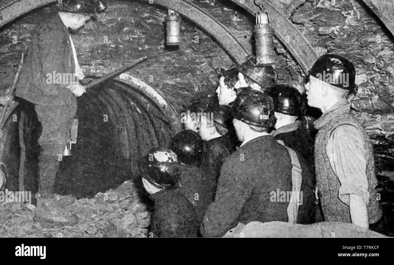 Ein Vintage drücken Sie Foto, Schulabgänger Ausbildung als Bergarbeiter in Großbritannien - ca. 1940 Stockfoto