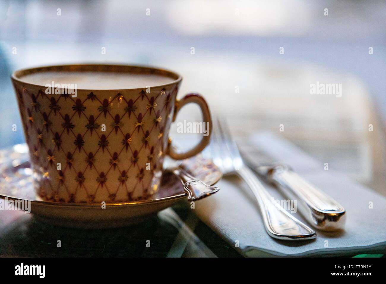 Tea Time, feines Porzellan Tee Tasse und Besteck Stockfoto