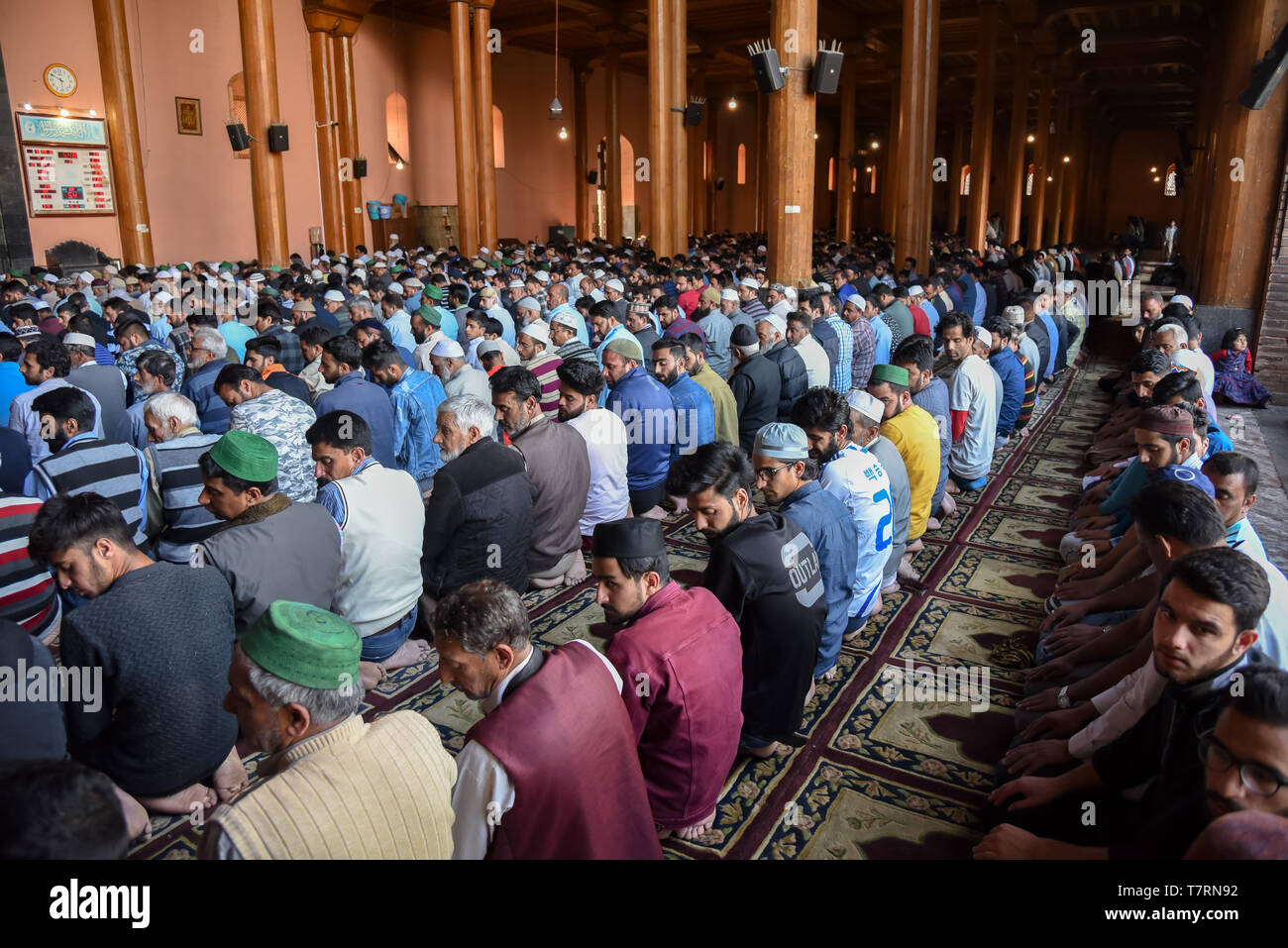 Kaschmir muslimische Gläubige gesehen Asr Gebete bietet innen Jamia Masjid am zweiten Tag des heiligen Monats Ramadan in Srinagar. Islam's heiligste Monat Ramadan, ist eine Zeit der intensiven Gebet, Dawn - bis abends Fasten und nächtliche Feste. Stockfoto