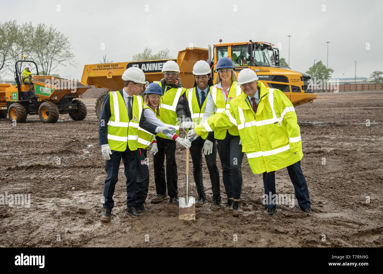 (L - R) Andy Street (Bürgermeister von West Mitte) Katrina Hart (ATH), Antwone Fergurson (Boxer), Rhiana Burrell (ATH), Katie Stainton (ATH) und Cllr Ian Ward werden gesehen, um an der Zeremonie der offizielle Start der Bauarbeiten für die Wohnanlage Element des Commonwealth Dorf, das ca. 6.500 Athleten und Beamten werden während der Sommer 2022 Haus zu markieren. Stockfoto