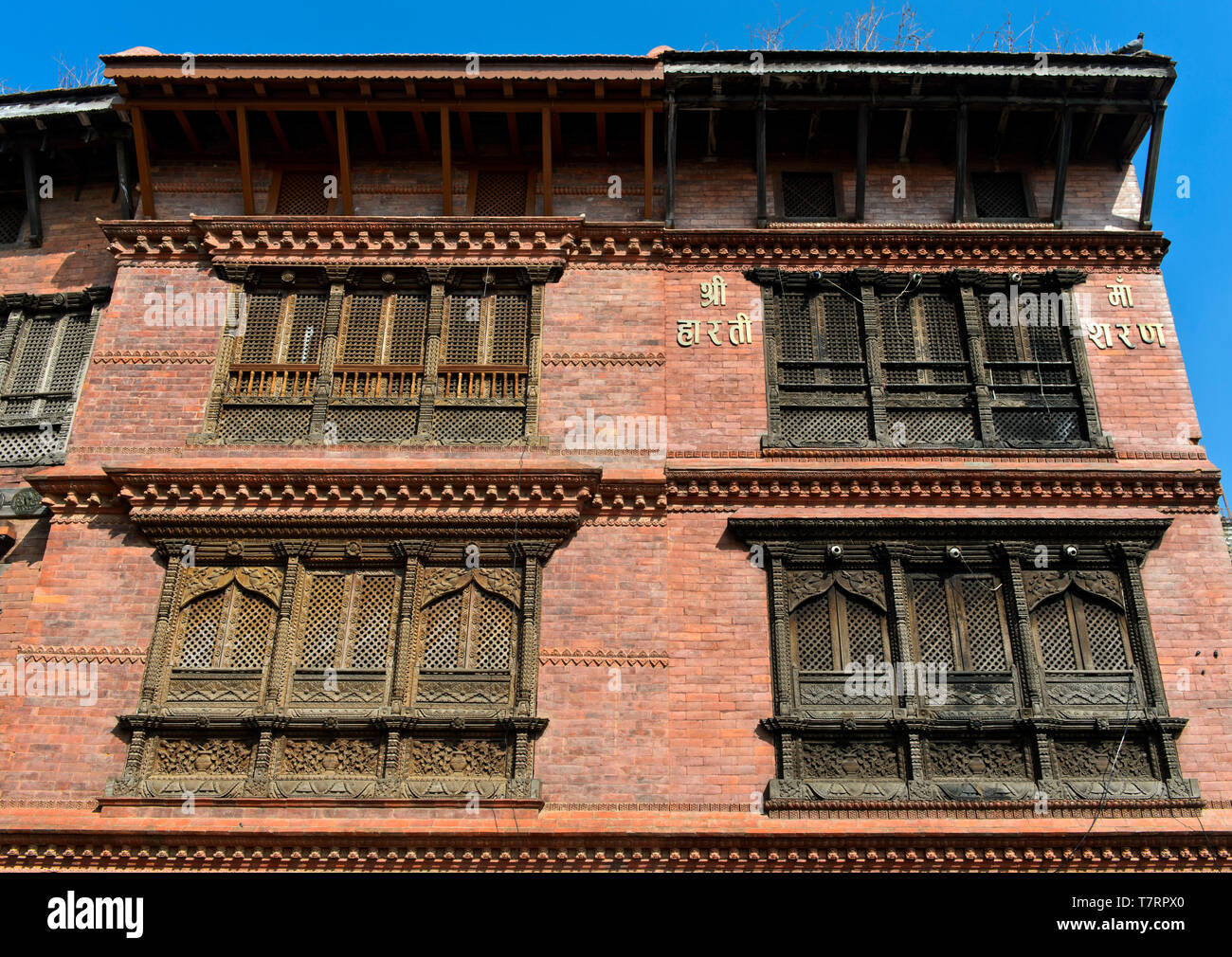 Aufwendig in der traditionellen Newar Stil aus Holz geschnitzten Fenstern, Kathmandu, Nepal Stockfoto