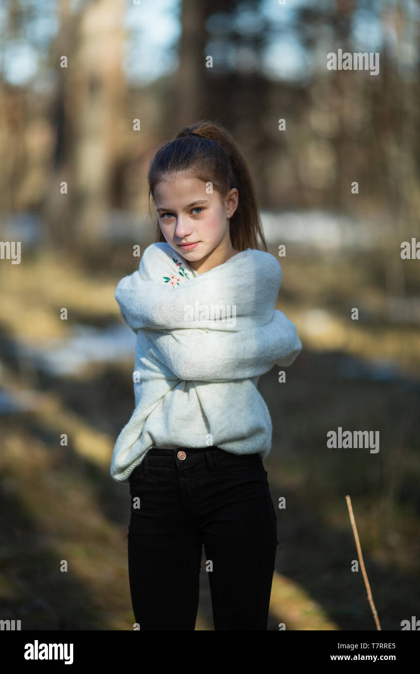 12 jähriges mädchen Porträt einer 12-jährigen süßen Mädchen, photoshooting im Frühjahr Park  Stockfotografie - Alamy