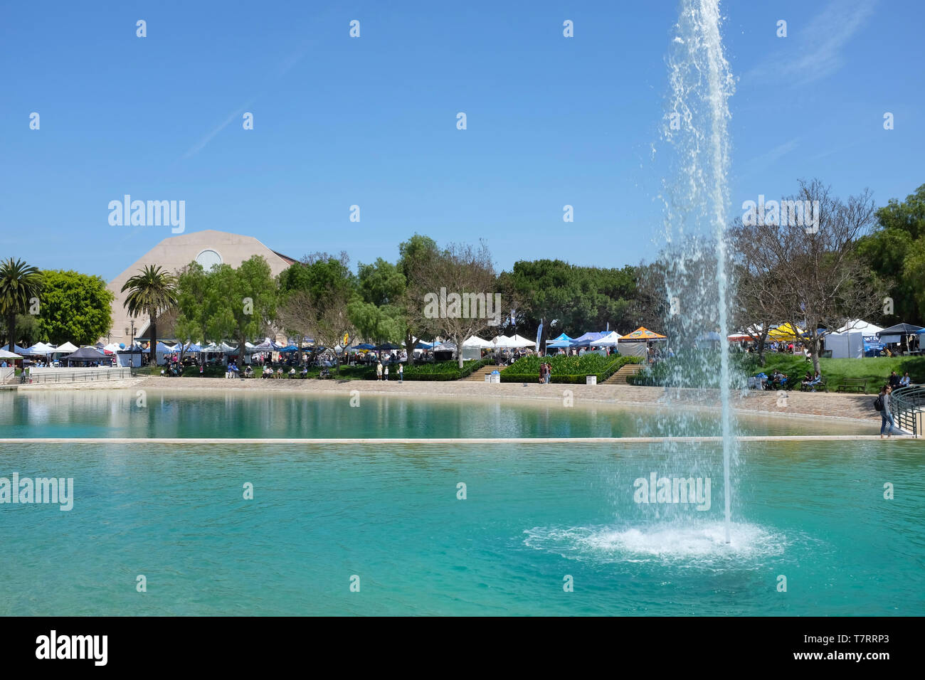 ALISO Viejo, Kalifornien, 4. Mai 2019: Frieden See Brunnen an der Soka Universität mit Ständen während der Internationalen Festival. Stockfoto