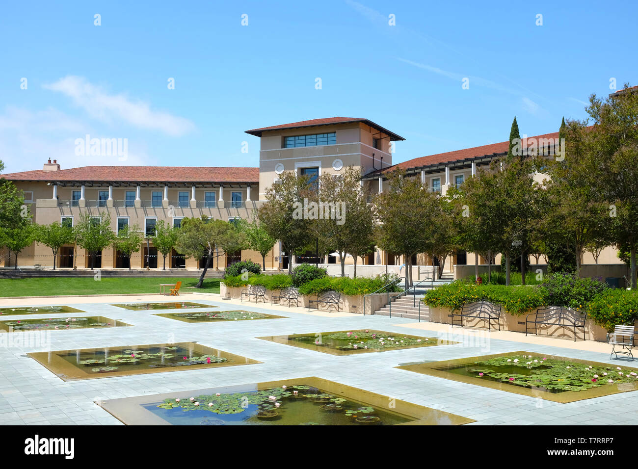 ALISO Viejo, Kalifornien, 4. Mai 2019: Ikeda Bibliothek mit reflektierenden Pools an der Soka Universität. Stockfoto