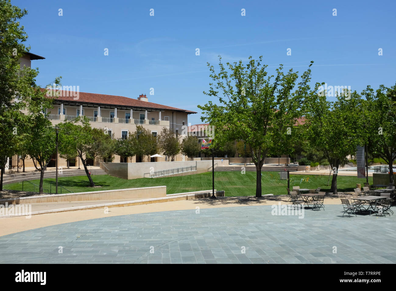 ALISO Viejo, Kalifornien, 4. Mai 2019: Terrasse außerhalb der Soka Bistro mit der ikeda Bibliothek im Hintergrund, der Soka Universität. Stockfoto
