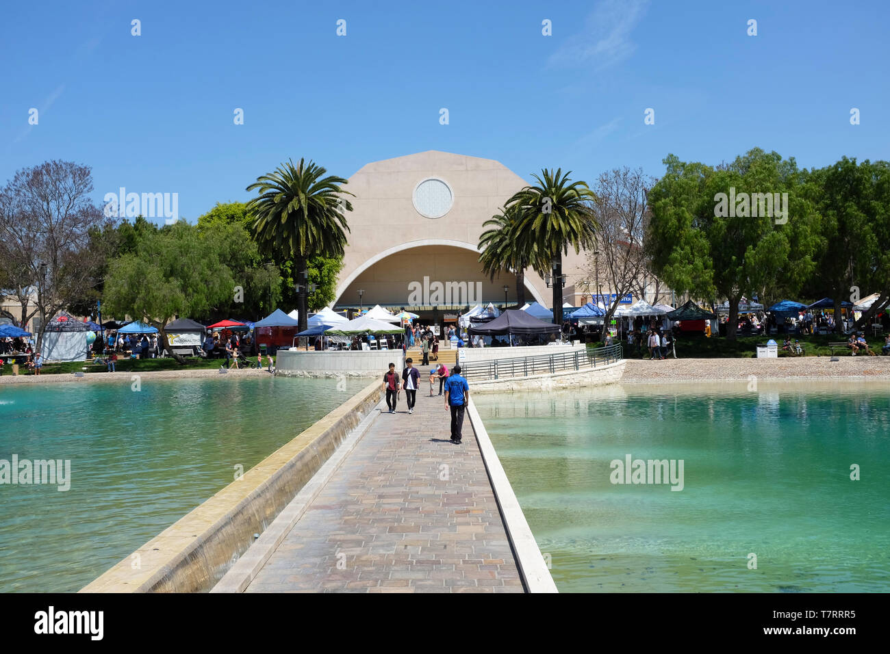 ALISO Viejo, Kalifornien, 4. Mai 2019: Gehweg halbierend Frieden See an der Soka Universität während der 18. jährlichen Internationalen Festivals. Stockfoto