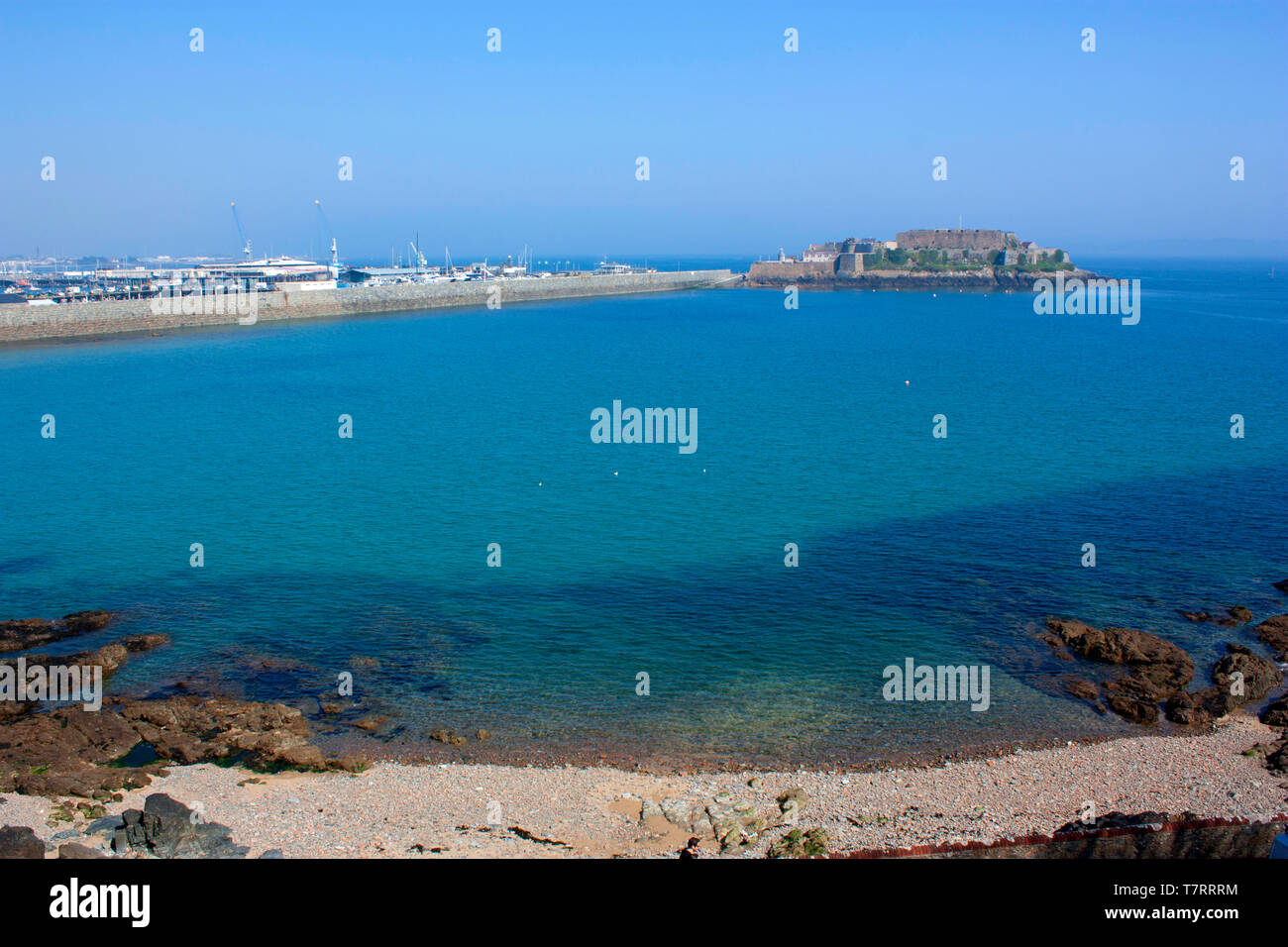 Kanal Inseln. Guernsey. St. Peter Port. Blick auf Castle Cornet und Havelet Bay. Stockfoto