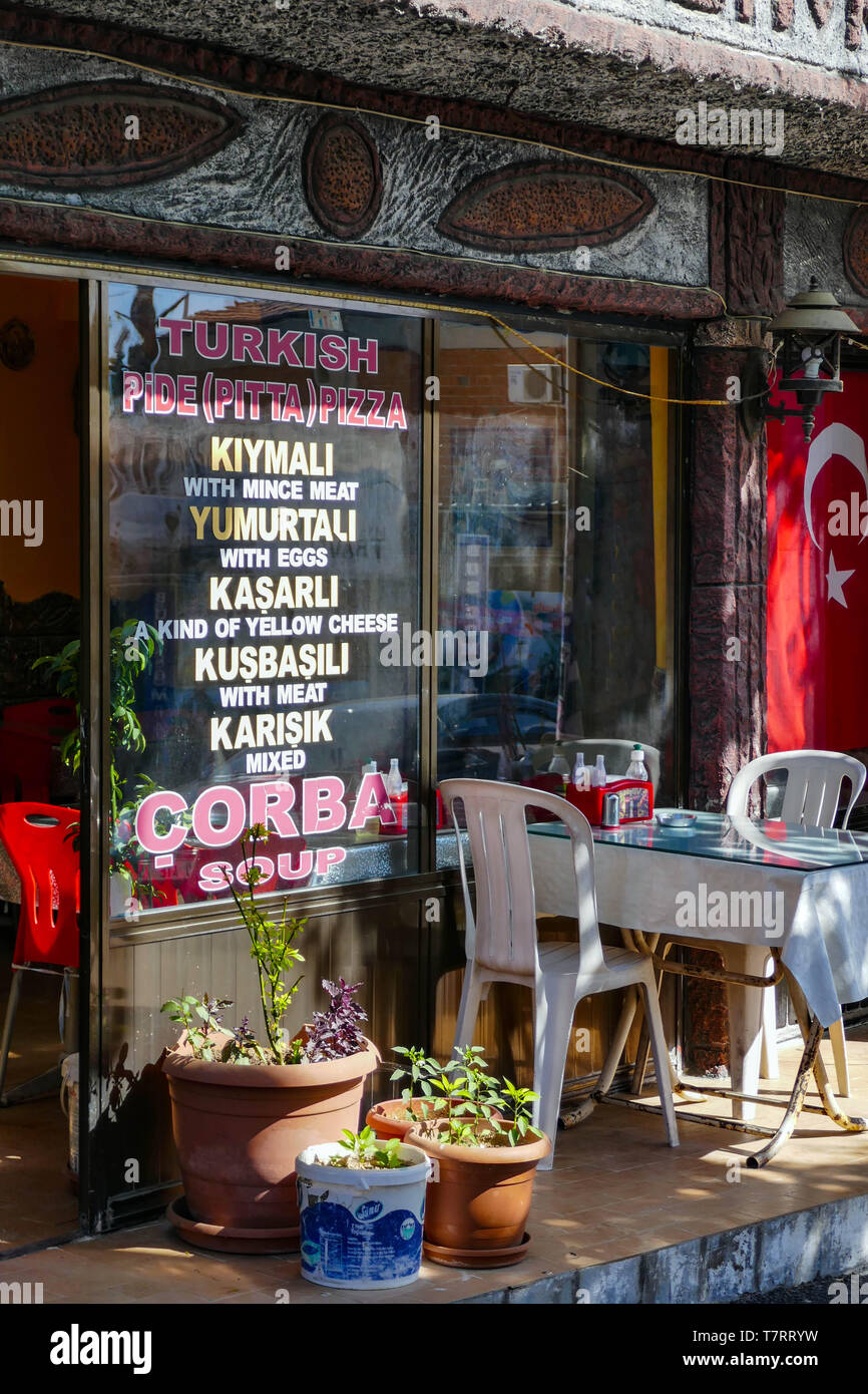 Restaurant shopfront mit Pflanzen und Türkische Flagge, schattig und Straßen von Pamukkale, Türkei Stockfoto