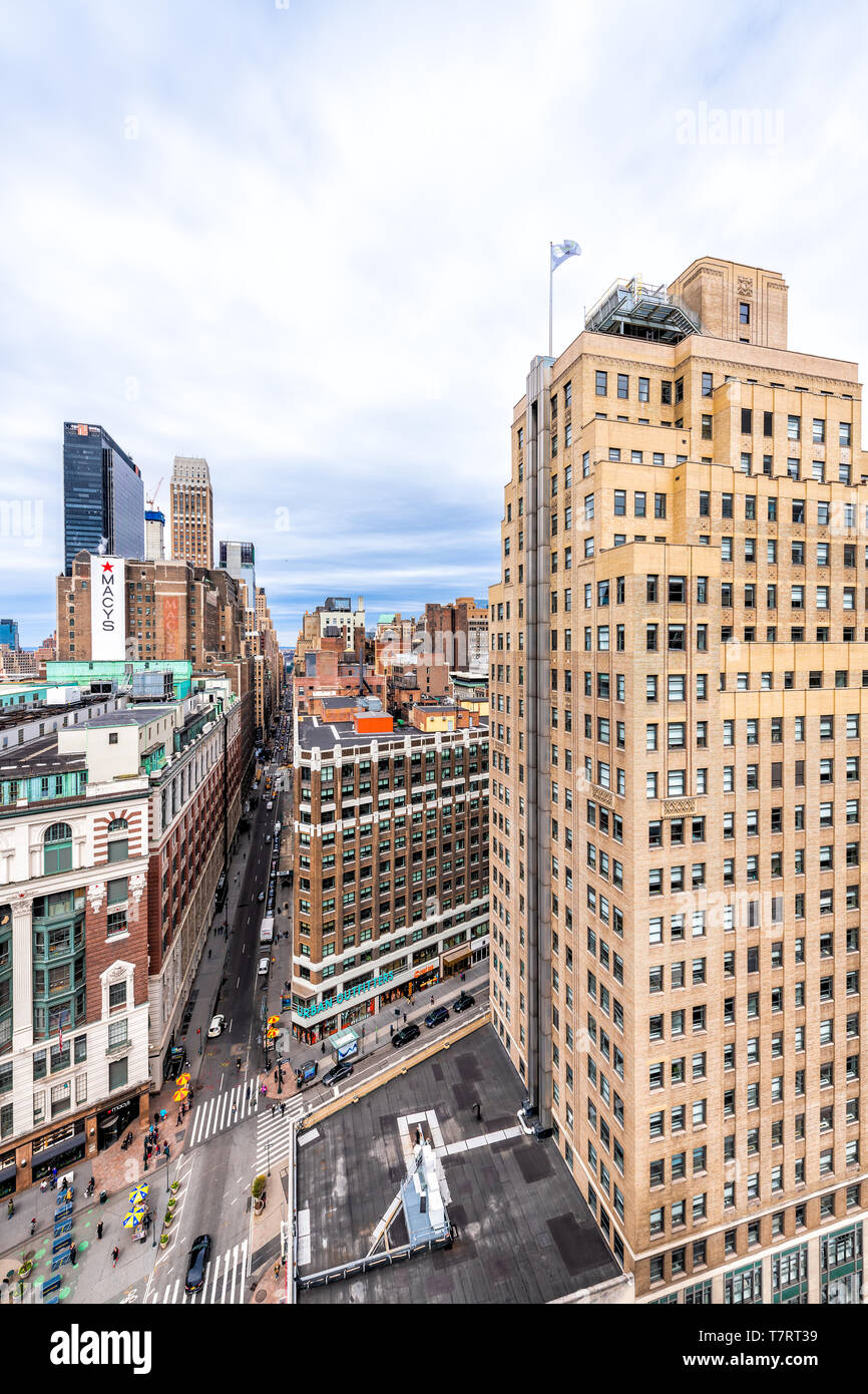 New York City, USA - 7. April 2018: Die vertikale Ansicht von Urban cityscape Dachterrasse Gebäude Wolkenkratzer Turm mit Straße in der Herald Square in Midtown mit Macy's Stockfoto