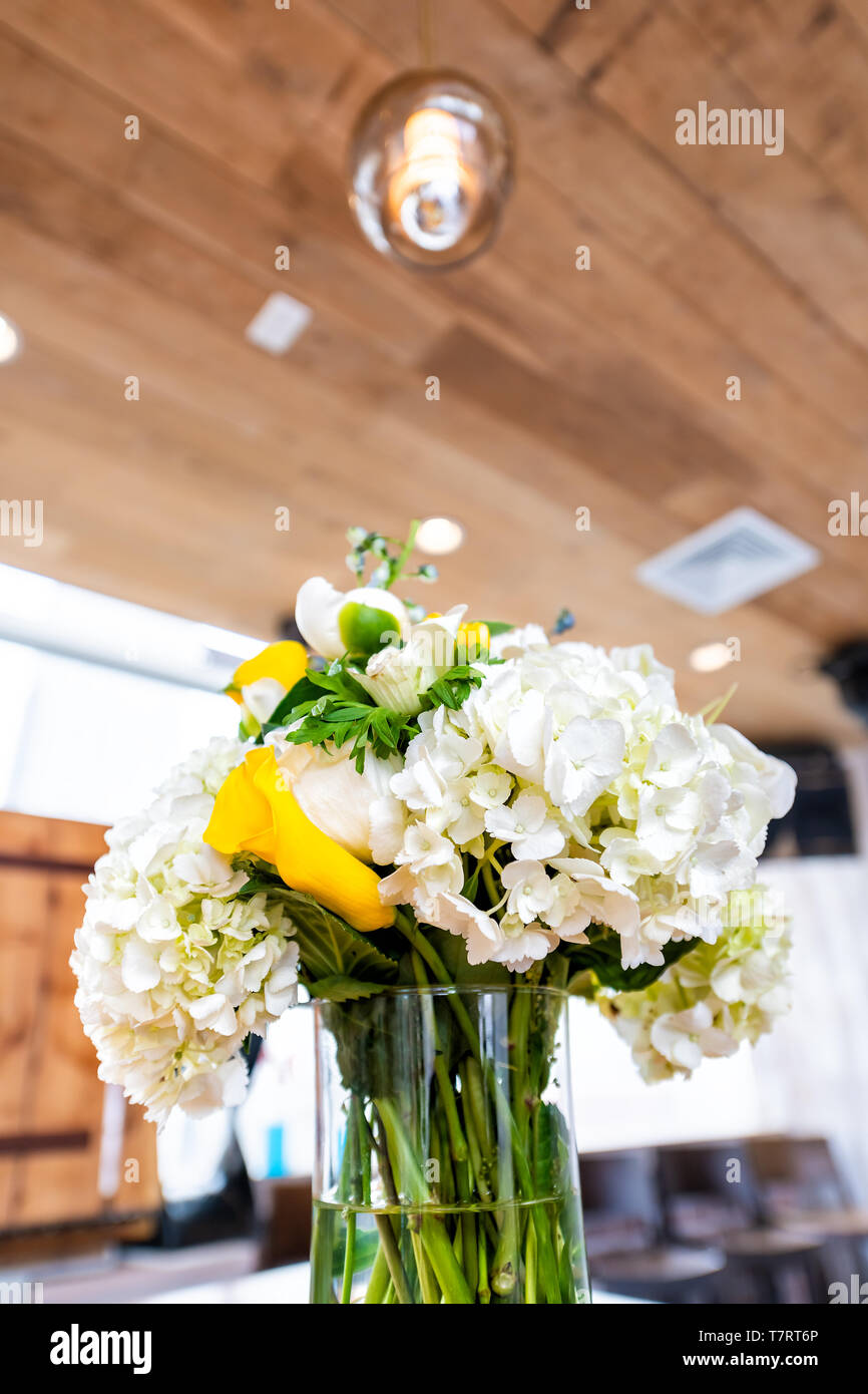 Closeup vertikale Ansicht von Wedding flower bouquet Anordnung auf Tabelle der Rezeption Abendessen im Restaurant Veranstaltungsort mit Decke im rustikalen Restaurant Stockfoto