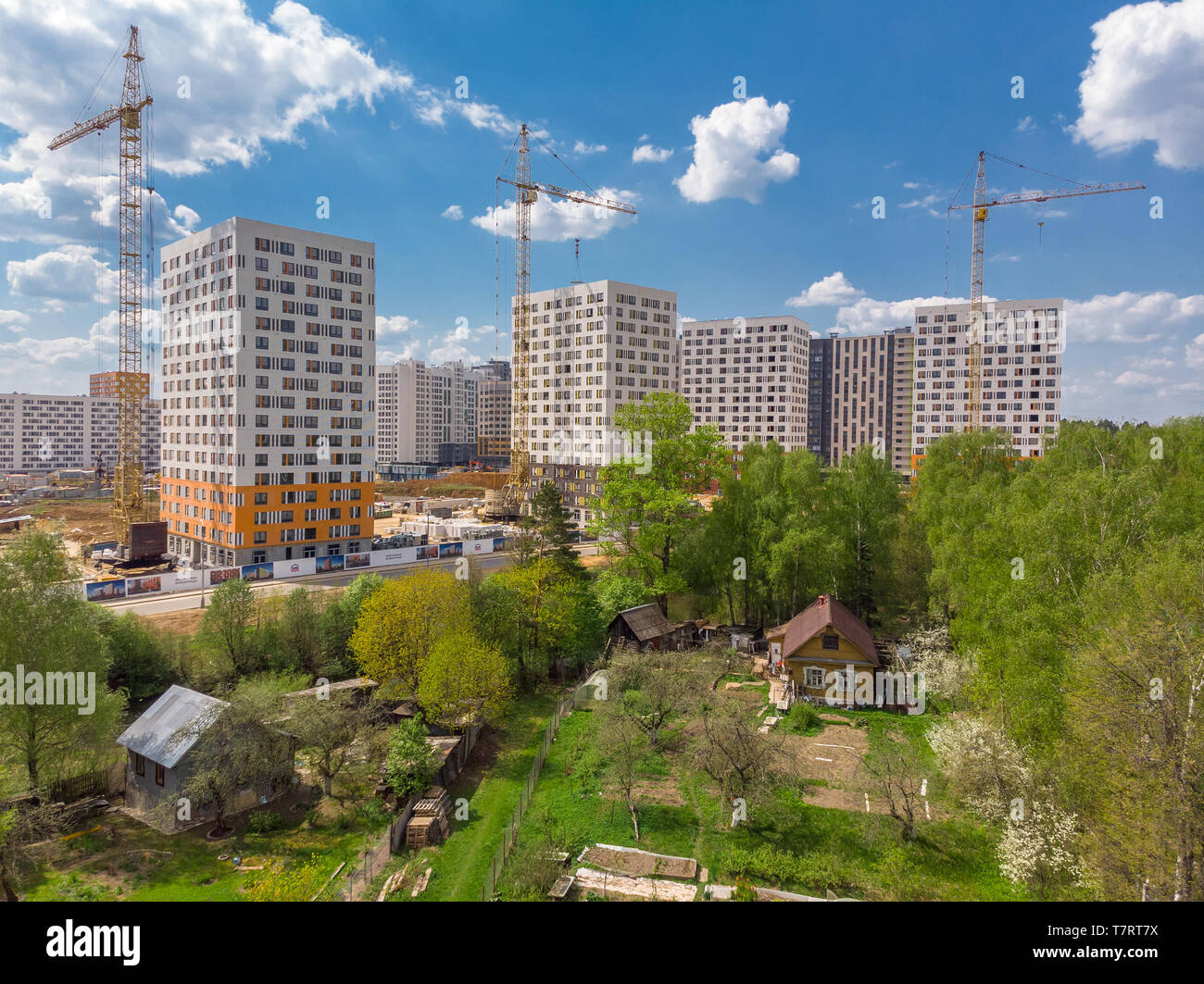 Moskau, Russland - Mai 7. 2019. Wohngebäude gebaut das PIK ist größten Bauunternehmen in Russland Stockfoto