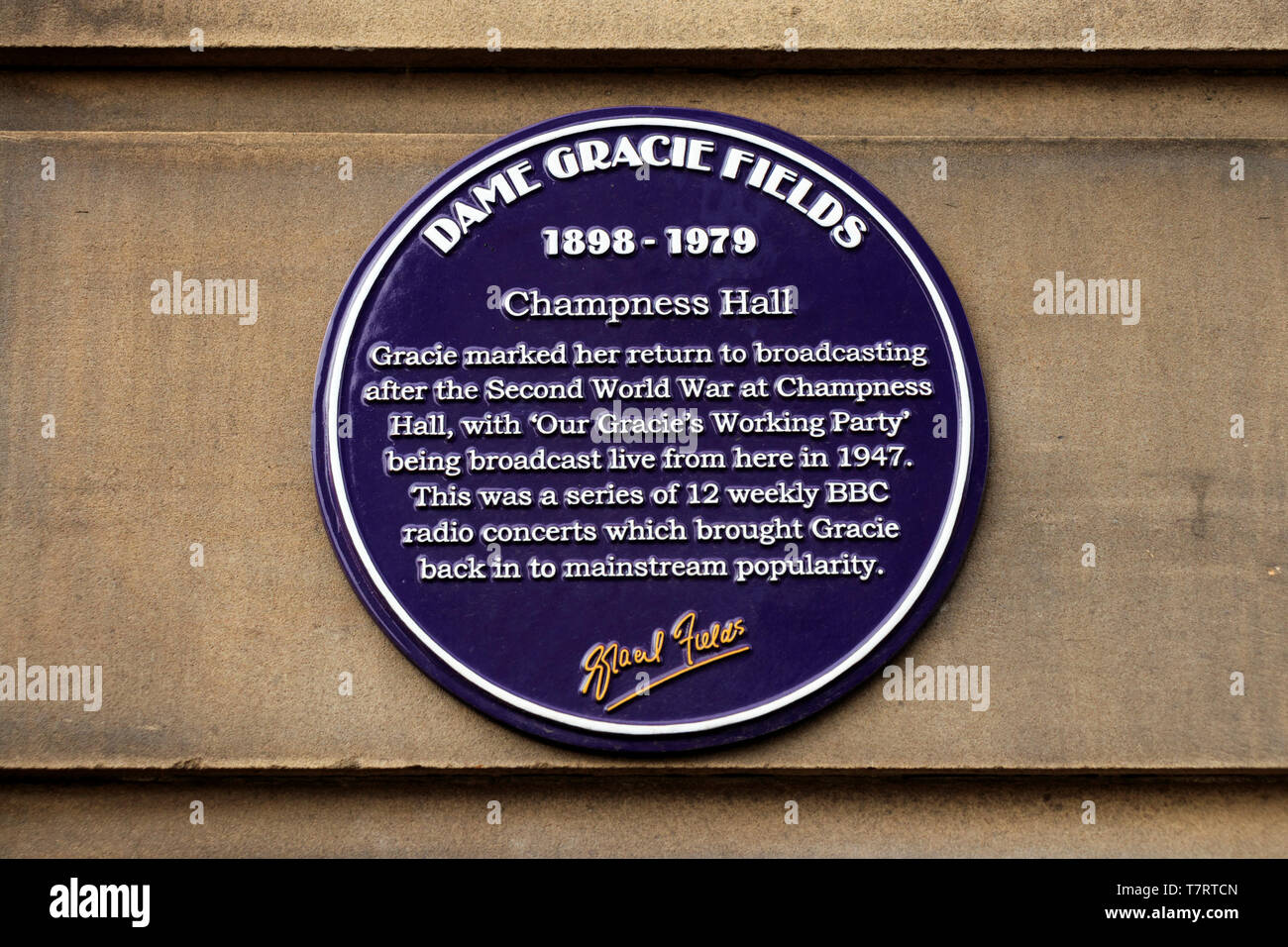 Dame Gracie Fields Lila Plakette Stockfoto Dame Gracie Fields Lila Plakette Stockfoto