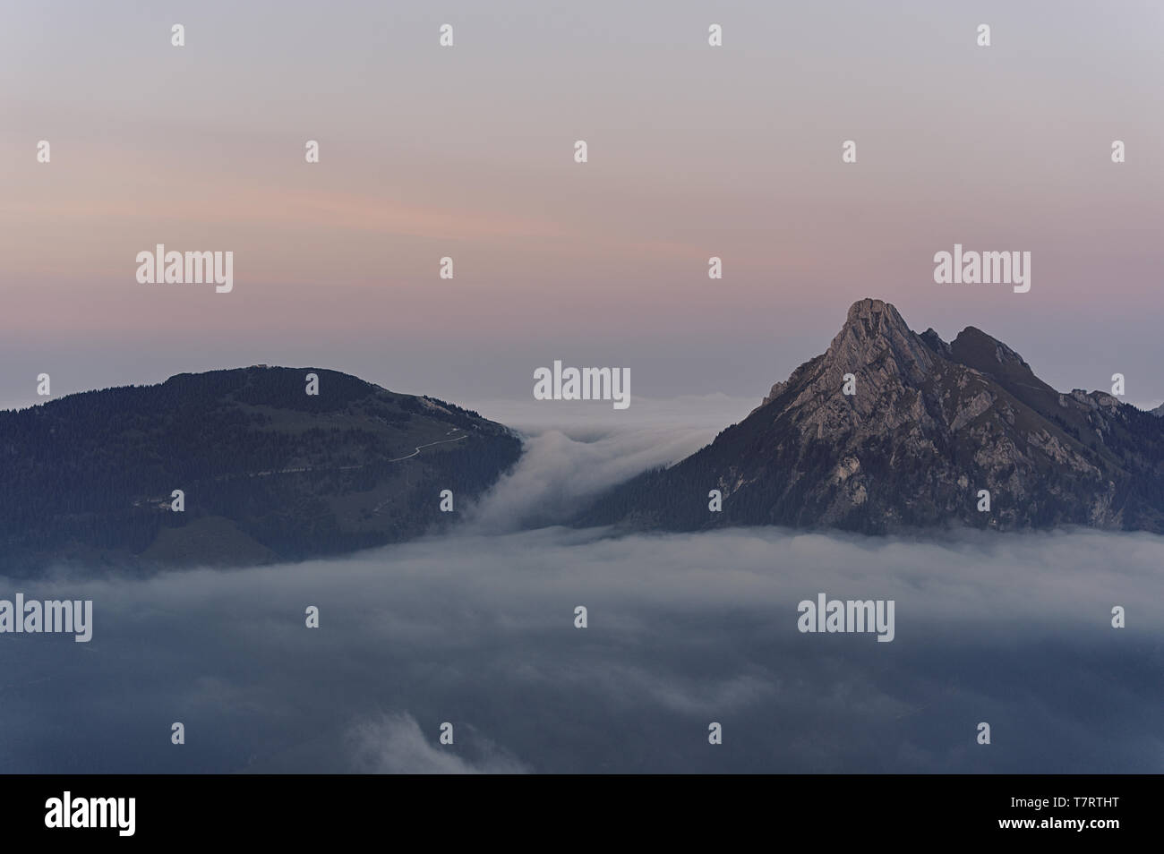 Berge im Nebel Stockfoto