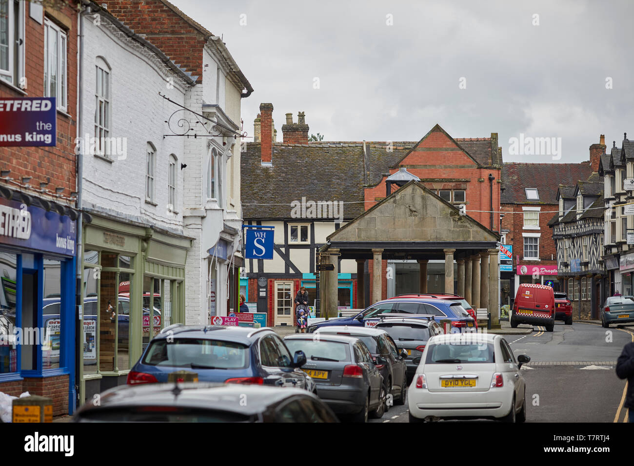 Market Drayton Stadt in North Shropshire, England. Alte Markthalle Bereich nach einem anstrengenden Cheshire Straße Stockfoto