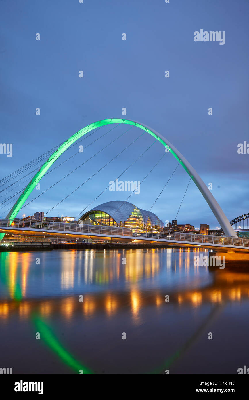 Iconic Newcastle upon Tyne Quayside waterfront landmark Millennium Bridge über den Fluss Tyne und Sage Gateshead, die Tyne Bridge suchen Stockfoto