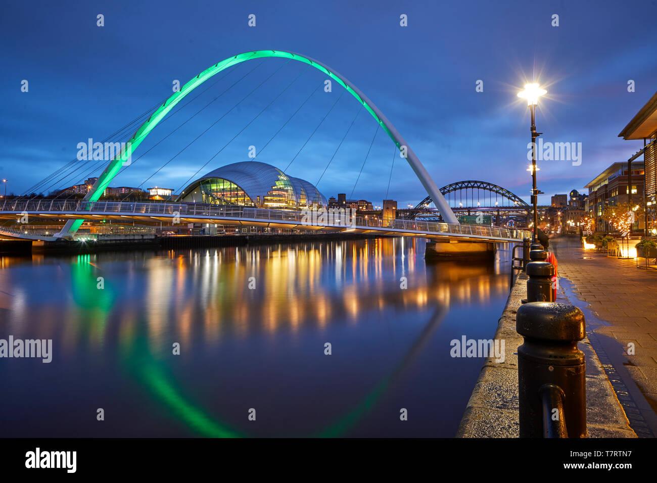 Iconic Newcastle upon Tyne Quayside waterfront landmark Millennium Bridge über den Fluss Tyne und Sage Gateshead, die Tyne Bridge suchen Stockfoto