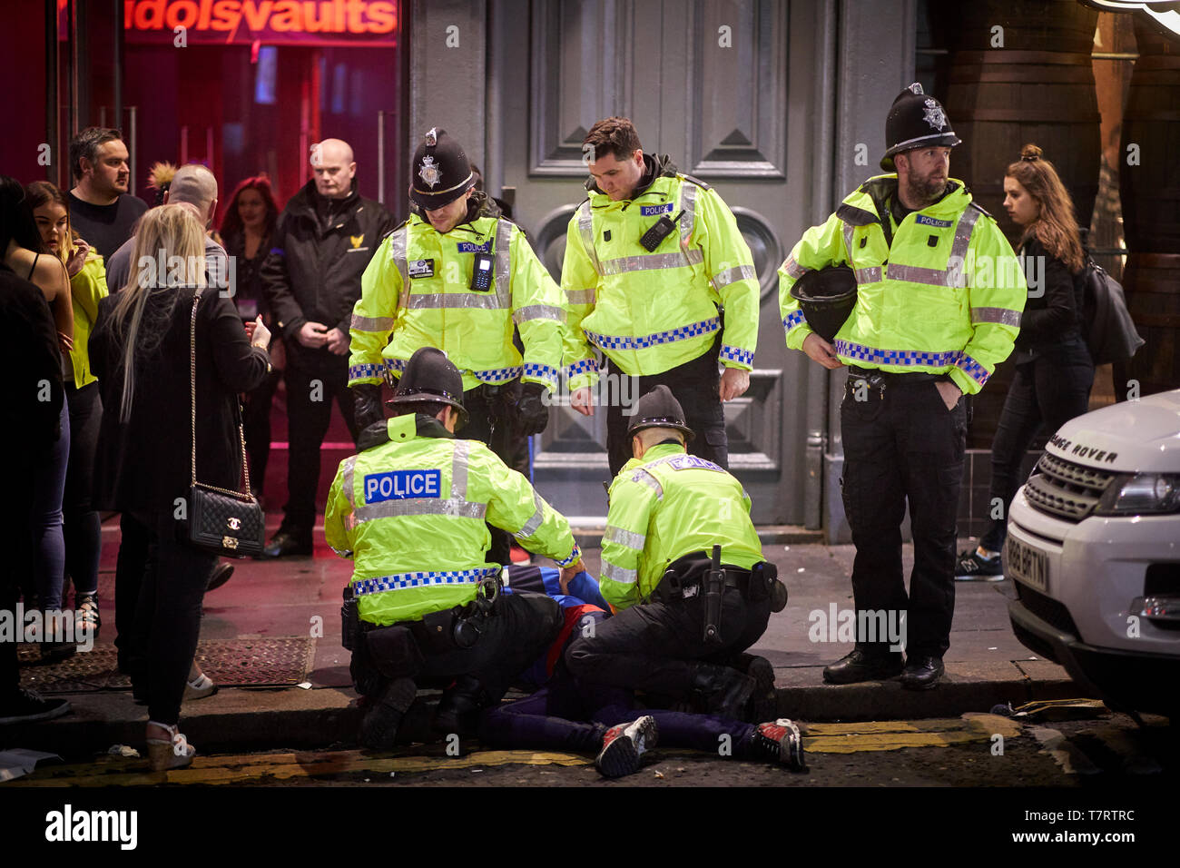 Iconic Newcastle upon Tyne uniformierte Polizisten der Nachtschicht arbeiten Stockfoto