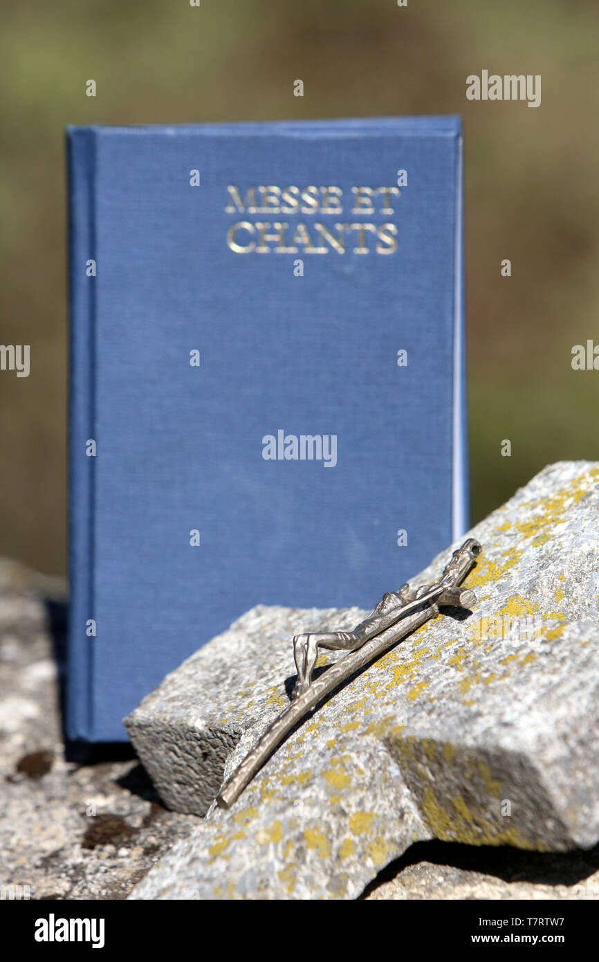 Livre de Messe et Gesänge, Croix en Pierre et Kruzifix dans un cimetire. Stockfoto