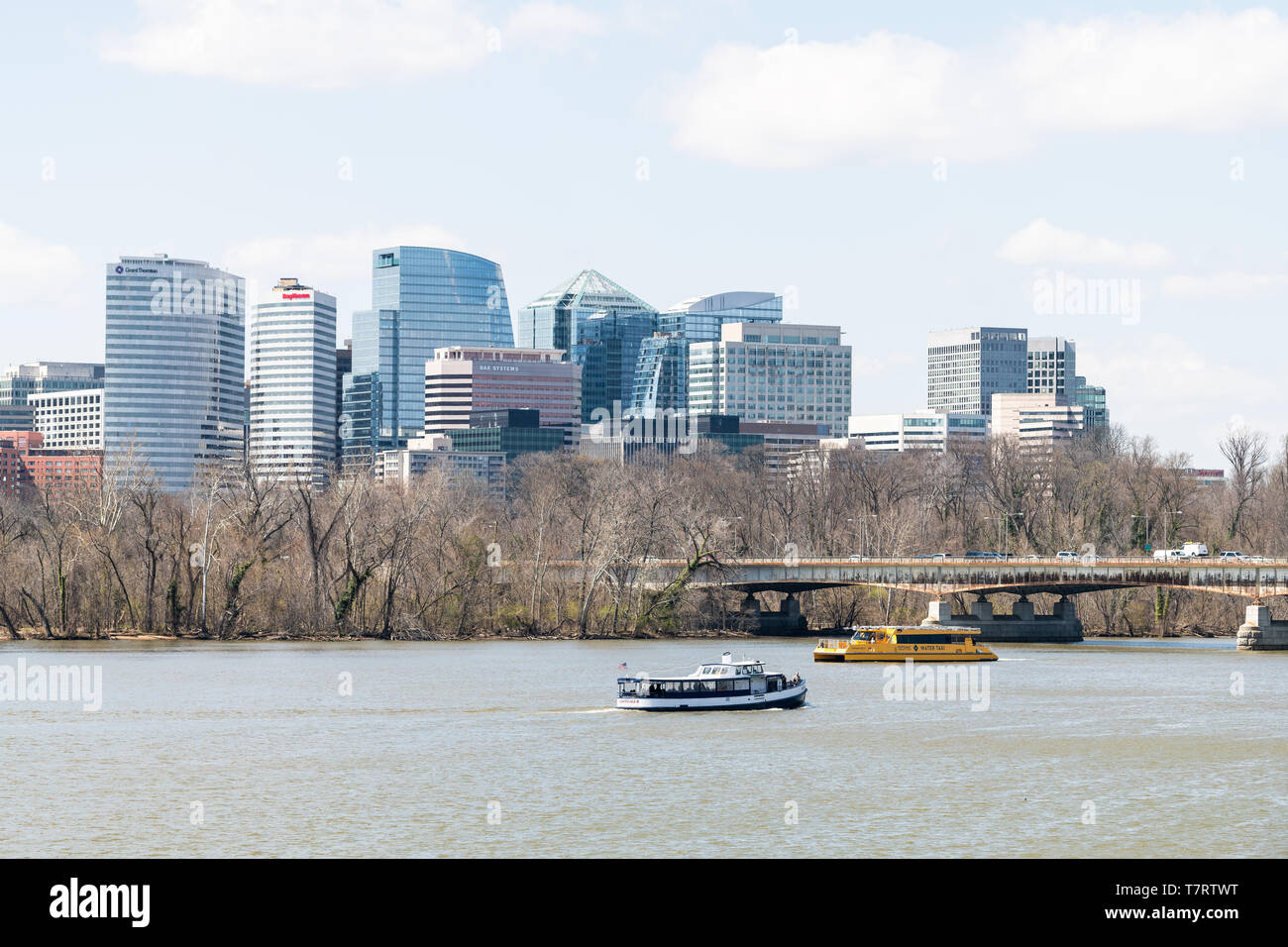 Washington DC, USA - April 5, 2018: Tour Boote auf dem Potomac River mit Blick auf den Northern Virginia mit Skyline von Arlington Stadt Stadtbild im Frühjahr Stockfoto