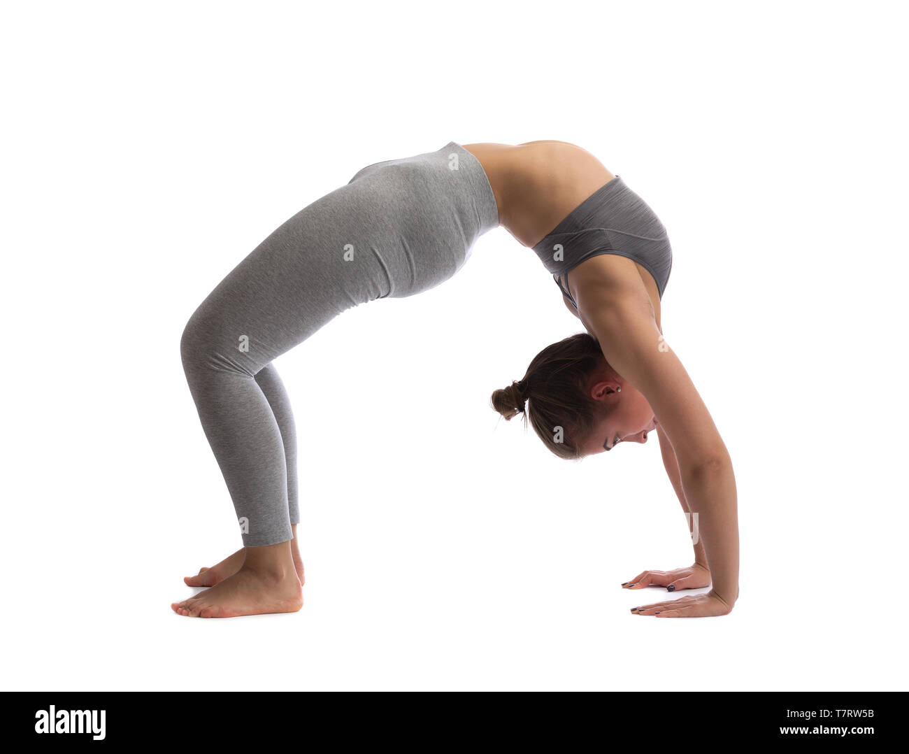 Frau Yoga in einem Studio auf weißem Hintergrund Stockfoto