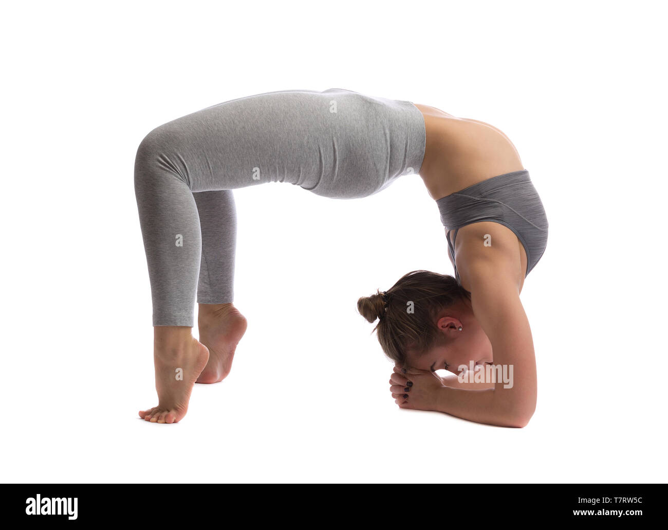 Frau Yoga in einem Studio auf einem weißen Hintergrund. Stockfoto