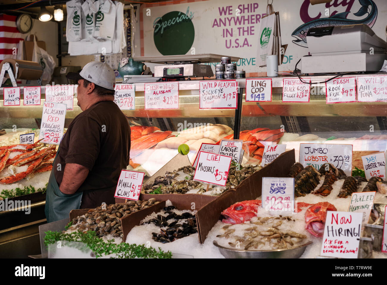 Berühmte Fischtheke in Pike Place Market in Seattle, USA Stockfoto