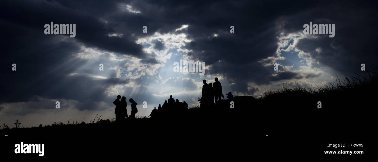 Sonnenstrahlen Menschen beleuchten. Die Zuwanderung von Menschen. Stockfoto