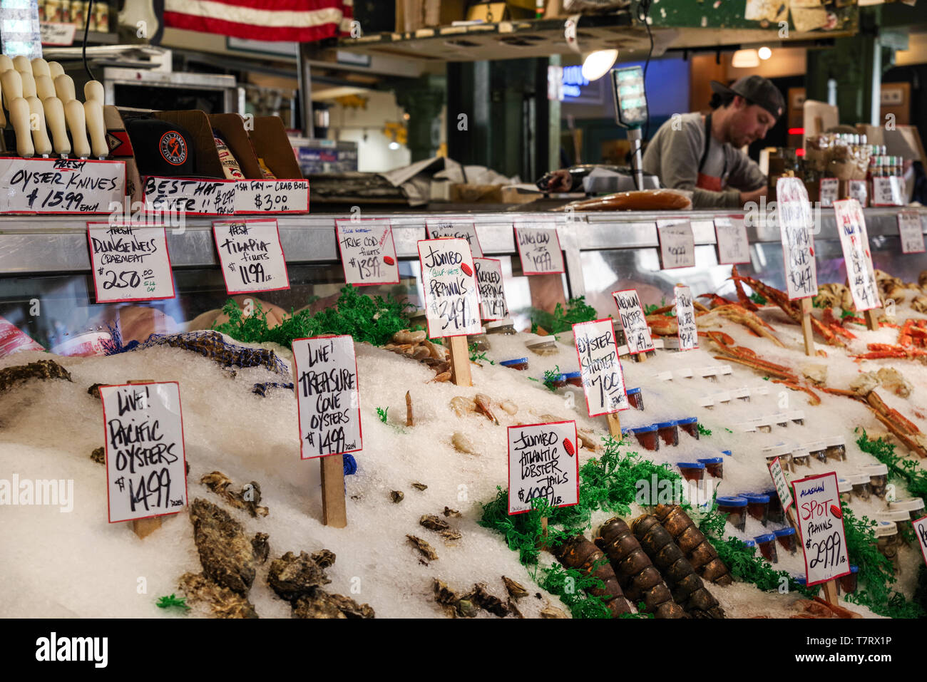 Berühmte Fischtheke in Pike Place Market in Seattle, USA Stockfoto