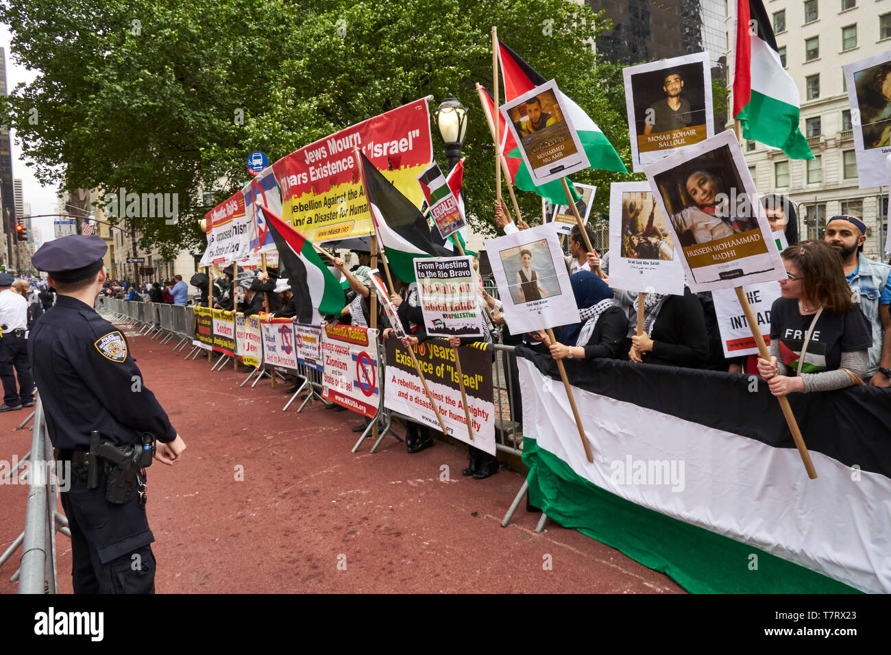 Orthodoxe Juden, die gegen den Staat Israel während der Israel Day Parade in New York City Stockfoto