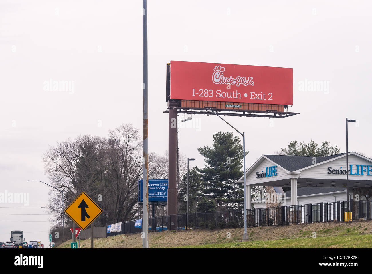 Harrisburg, USA - April 6, 2018: Küken-fil-ein Zeichen auf der Autobahn 83 in Pennsylvania mit i283 South Exit Stockfoto