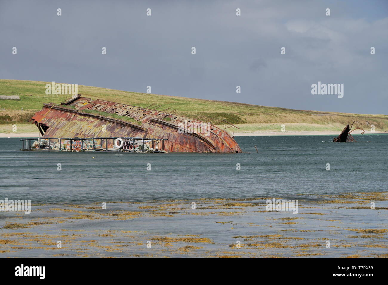 Ein rosten, versunkene Welt Krieg 2 Block Schiff (mit Sprungturm) von Churchill Barrier Nr. 3 zwischen Glims Holm und Burray in Orkney, Schottland, Großbritannien Stockfoto