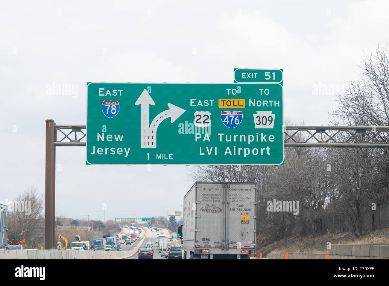 Breiningsville, USA - April 6, 2018: Ausfahrt auf dem Highway 78 East in Pennsylvania mit Autos Verkehr auf bewölkten Tag für New Jersey Stockfoto