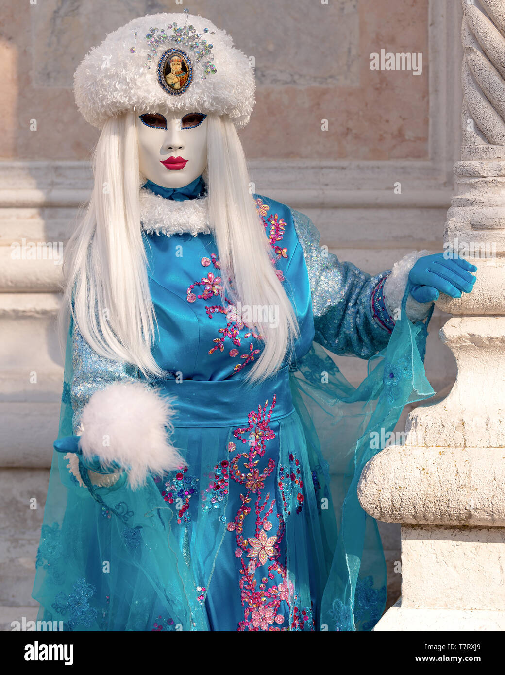 Nachtschwärmer in traditionellen aufwändige Maske und Kostüm Karneval in Venedig (Carnevale di Venezia). Venedig, Venetien, Italien, Europa Stockfoto