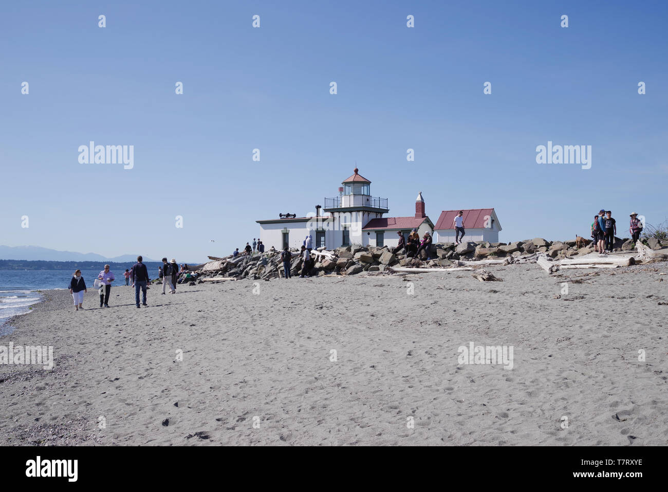 West Point Lighthouse in Discovery Park an einem sonnigen Wochenende - Seattle, Washington State, USA Stockfoto