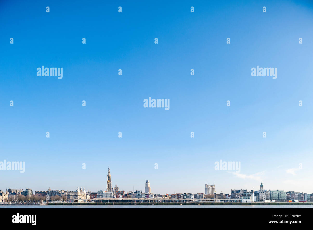 Belgien, Antwerpen - 15 Februar 2015: Stadtbild von Antwerpen ab Linkeroever gesehen Stockfoto