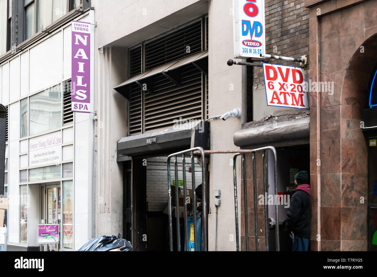 New York City, USA, 6. April 2018: Manhattan NYC Gebäude von Midtown mit Store shop Anzeichen für dvd-atm und Nägel Spa Salon Stockfoto