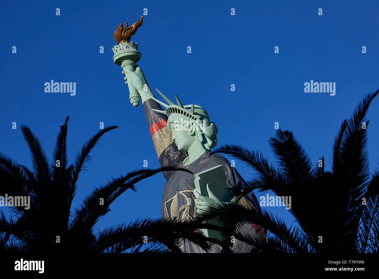 Las Vegas, Paradise, Nevada USA, Nachbildung der Freiheitsstatue im New York Bereich tragen eine riesige goldene Jersey Knights für die lokale Eishockey Team Stockfoto