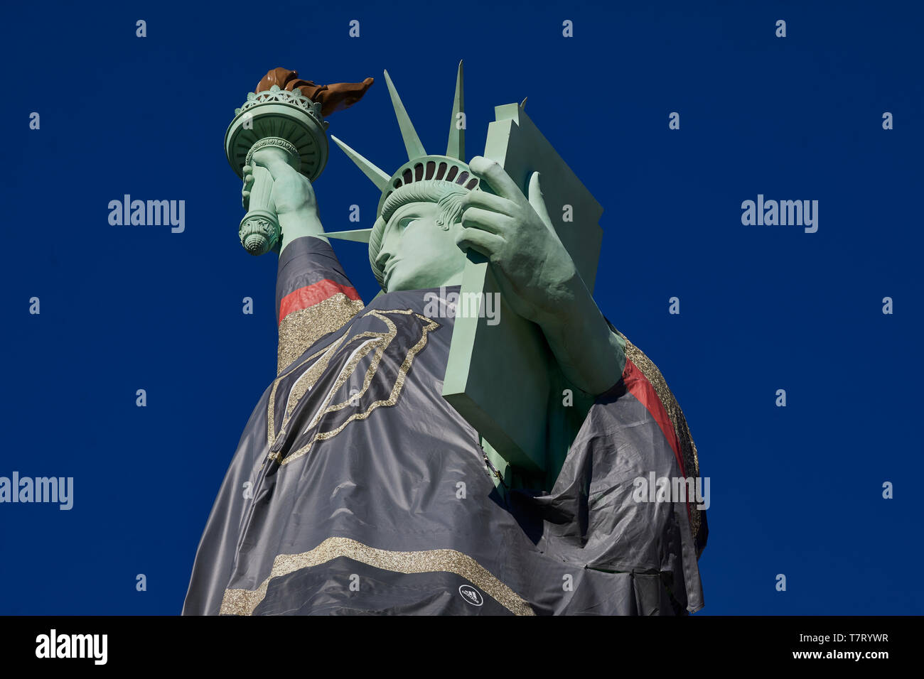 Las Vegas, Paradise, Nevada USA, Nachbildung der Freiheitsstatue im New York Bereich tragen eine riesige goldene Jersey Knights für die lokale Eishockey Team Stockfoto