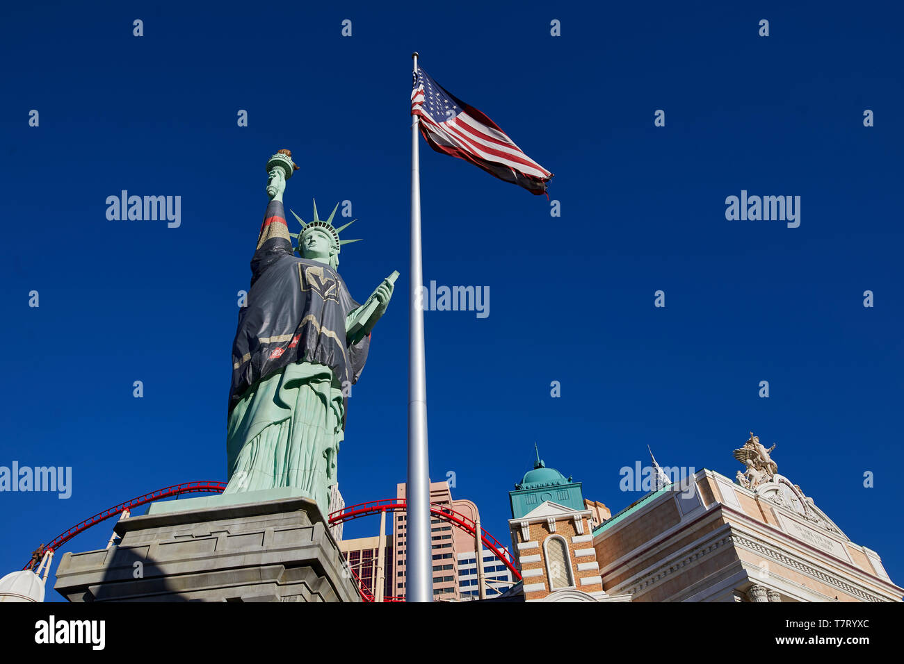 Las Vegas, Paradise, Nevada USA, Nachbildung der Freiheitsstatue im New York Bereich tragen eine riesige goldene Jersey Knights für die lokale Eishockey Team Stockfoto