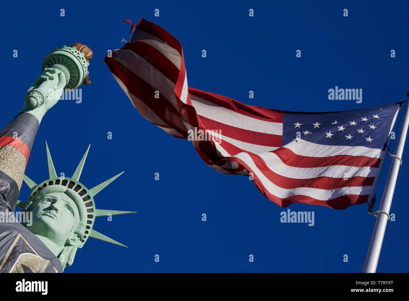 Las Vegas, Paradise, Nevada USA, Nachbildung der Freiheitsstatue im New York Bereich tragen eine riesige goldene Jersey Knights für die lokale Eishockey Team Stockfoto