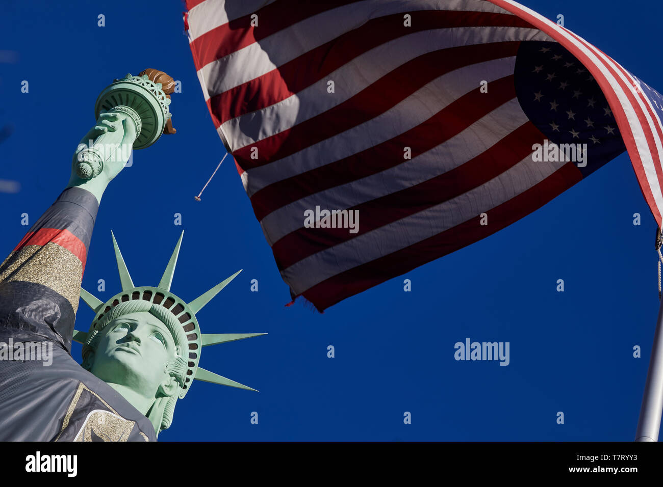 Las Vegas, Paradise, Nevada USA, Nachbildung der Freiheitsstatue im New York Bereich tragen eine riesige goldene Jersey Knights für die lokale Eishockey Team Stockfoto