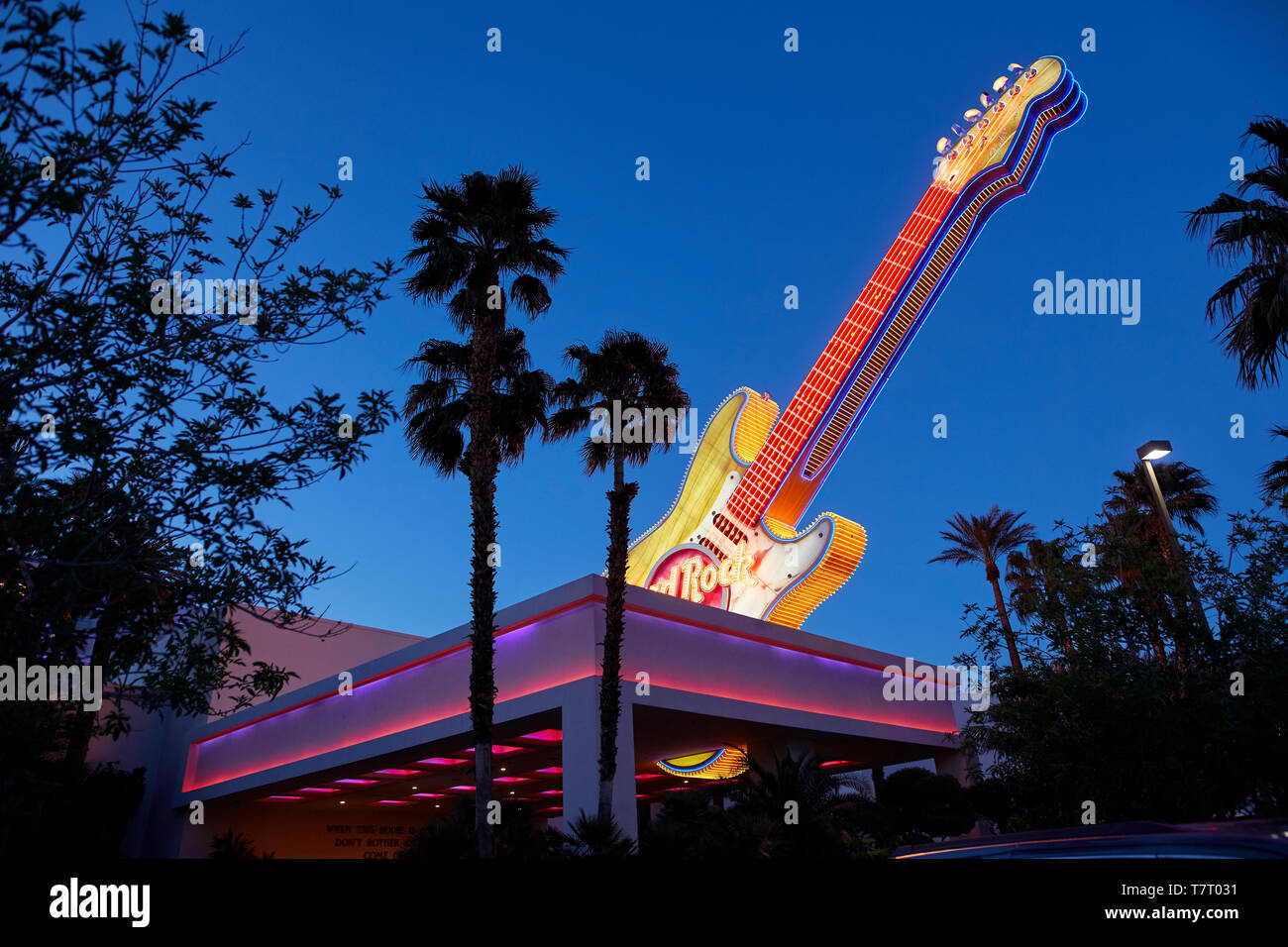 Las Vegas, Paradise, Nevada USA, Hard Rock Hotel großes Neon Gitarre nicht er Dach bei Nacht Stockfoto