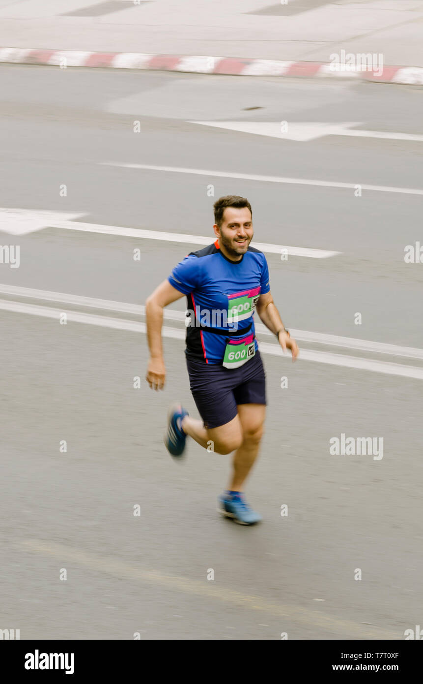 Mann lächelnd und schnelles Laufen wie Flash, Bewegung verschwommen Stockfoto