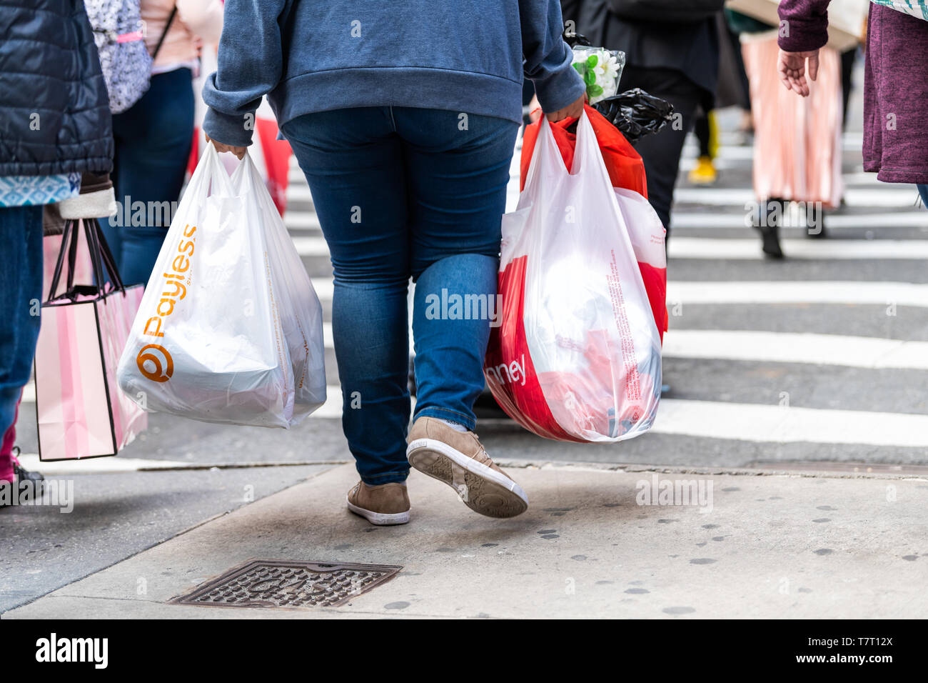 New York City, USA, 6. April 2018: Manhattan NYC Bürgersteig in Midtown an der 6th Avenue Road und Nahaufnahme von Menschen zu Fuß Frau, die payless und JCPe Stockfoto