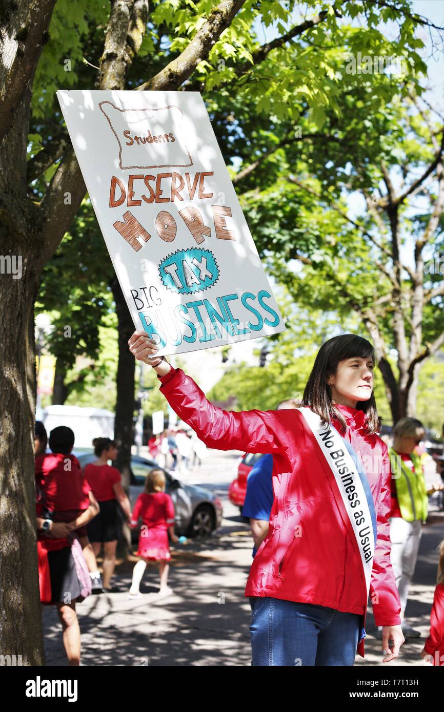 Pädagogen und Unterstützer sammeln für eine Rallye während ein Lehrer Arbeitsniederlegung in Eugene, Oregon, USA. Stockfoto