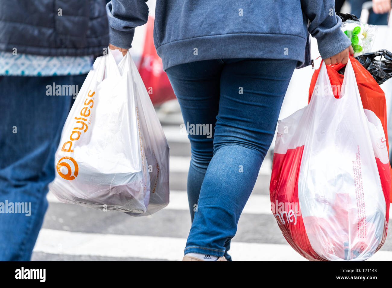 New York City, USA, 6. April 2018: Manhattan NYC Bürgersteig in Midtown an der 6th Avenue Road und Nahaufnahme von Menschen Beine wandern Frau, die payless und Stockfoto