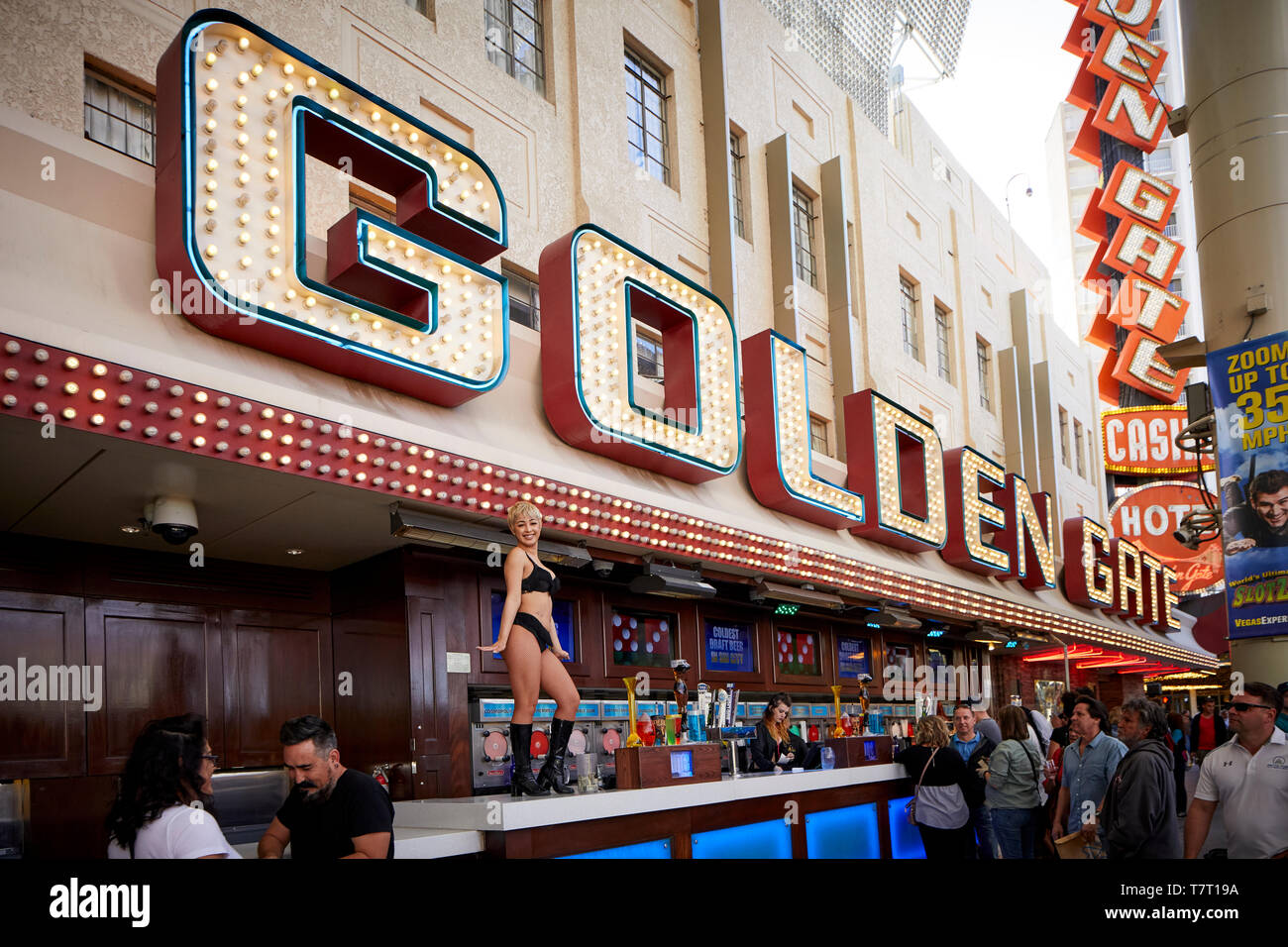 Las Vegas, Nevada, USA, Downtown Fremont Street Golden Gate Casino Hotel Bar auf der Straße mit abisolierten Tänzerin auf der Bar Stockfoto